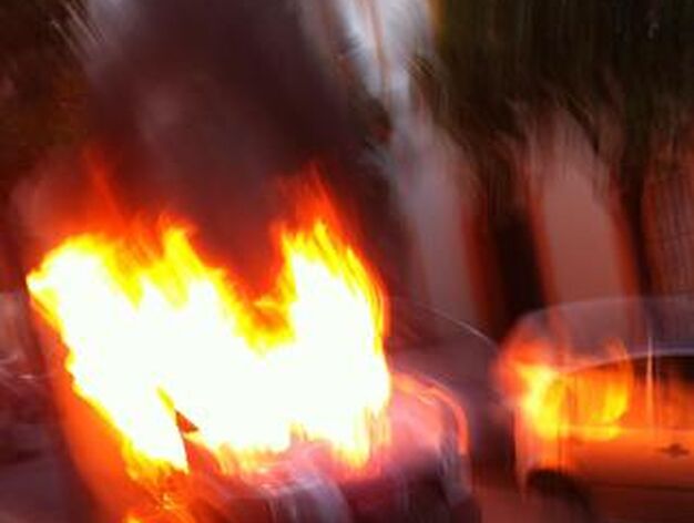 Fotograf&iacute;a de la furgoneta ardiendo tras la explosi&oacute;n.

Foto: Agust&iacute;n Mart&iacute;nez