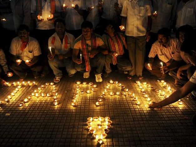 Pol&iacute;ticos indios encienden velas en homenaje a las v&iacute;ctimas fallecidas en el tsunami de Jap&oacute;n.