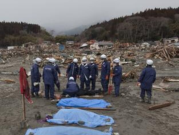 Labores de recuperaci&oacute;n de cuerpos en la zona m&aacute;s castigada por el 'tsunami'.

Foto: reuters