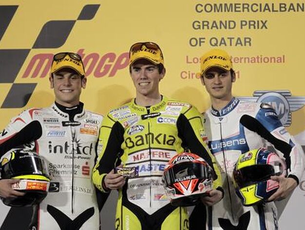 Podio del Gran Premio de Qatar de 125 cc, con Sandro Cortese y los espa&ntilde;oles Nicol&aacute;s Terol y Sergio Gadea.

Foto: Reuters