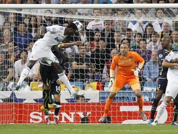 Adebayor remata de cabeza en el primer gol madridista. / AFP