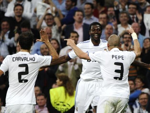 El Real Madrid pone pie y medio en las semifinales de la Liga de Campeones al ganar 4-0 al Tottenham en la ida de los cuartos. / AFP