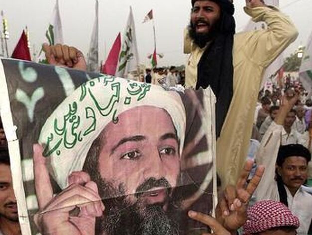 Varios simpatizantes de Osama Ben Laden portan una imagen de su l&iacute;der.

Foto: AFP/Reuters/EFE