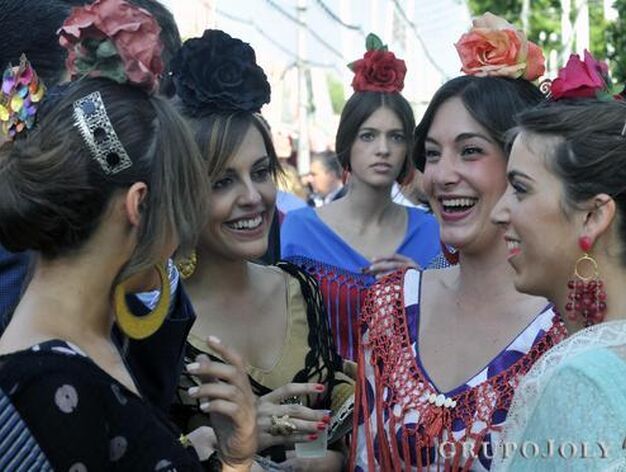 Varias chicas en el Real vestidas de flamenca.

Foto: Juan Carlos V&aacute;zquez