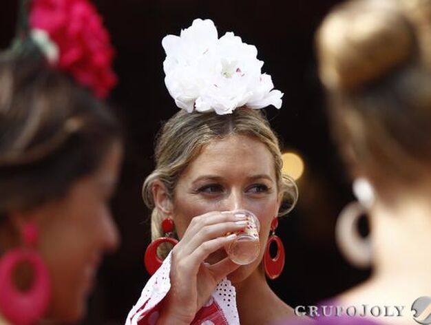 Un chica se toma el t&iacute;pico vasito de rebujito.

Foto: Antonio Pizarro