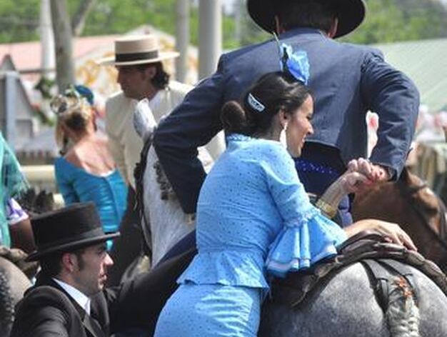 Ayudas para montar a una chica a caballo.

Foto: Manuel G&oacute;mez