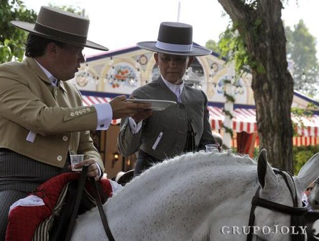 Caballistas comen sobre su caballo.

Foto: Juan Carlos V&aacute;zquez