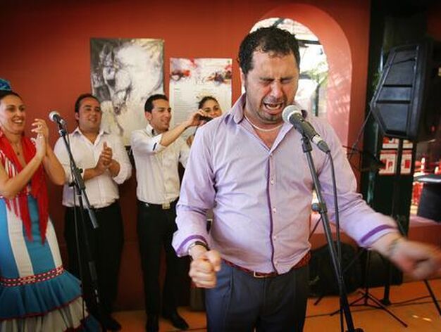 Una actuaci&oacute;n de flamenco en vivo en una de las casetas del Real. 

Foto: Pascual