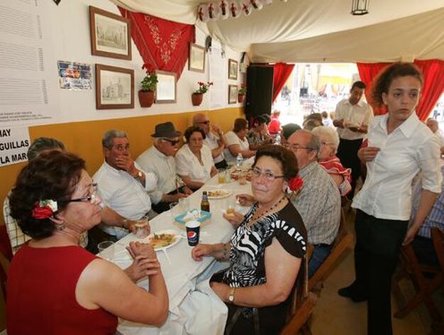 M&aacute;s de tres centenares de mayores se dieron cita ayer en una de las casetas m&aacute;s econ&oacute;micas de la Feria

Foto: Pascual