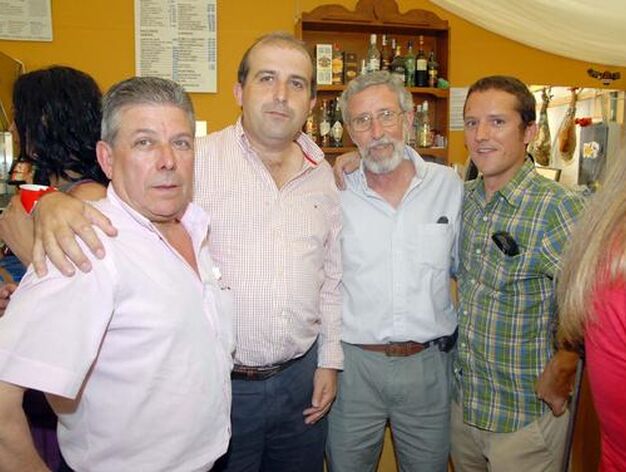 El hostelero Jos&eacute; Luis L&oacute;pez junto a F&eacute;lix y Guillermo Yeregui y Eduardo Cabeza, de la empresa Asisyad. 

Foto: Manuel Aranda