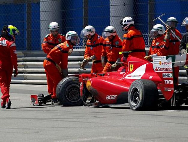 Felipe Massa choc&oacute; contra las protecciones despu&eacute;s de que Lewis Hamilton le tocase y no termin&oacute; la carrera.

Foto: EFE