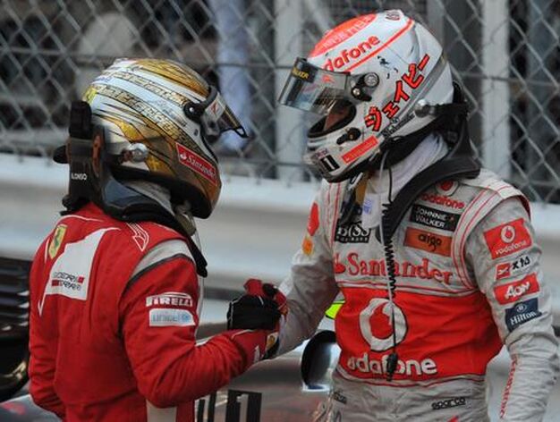 Fernando Alonso y Jenson Button se saludan tras la carrera.

Foto: AFP Photo