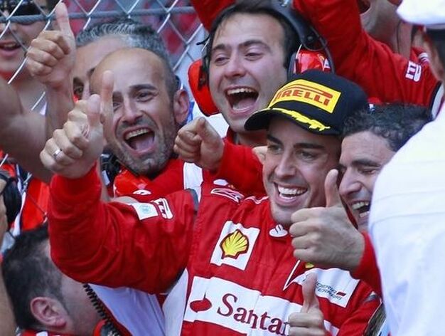 Fernando Alonso celebra su segundo puesto en el Gran Premio de M&oacute;naco.

Foto: Reuters