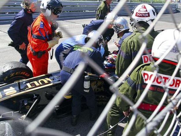 Vitaly Petrov sufri&oacute; un accidente en el Gran Premio de M&oacute;naco.

Foto: EFE