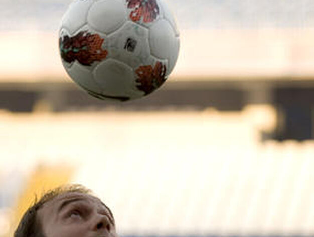 Presentaci&oacute;n del defensa holand&eacute;s Mathijsen como jugador blanquiazul

Foto: Jorge Guerrero. AFP