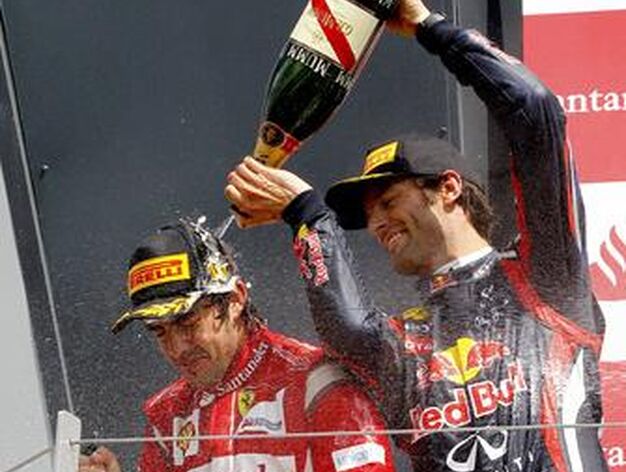 Fernando Alonso celebra su victoria en el Gran Premio de Gran Breta&ntilde;a en el podio junto a Mark Webber, que termin&oacute; tercero.

Foto: EFE