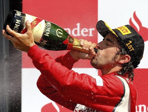 Fernando Alonso celebra su victoria en el Gran Premio de Gran Breta&ntilde;a.

Foto: EFE