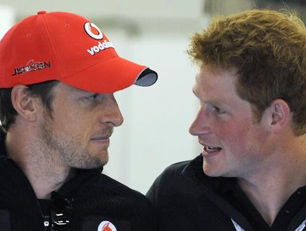 El pr&iacute;ncipe Harry saluda a Jenson Button.

Foto: Reuters