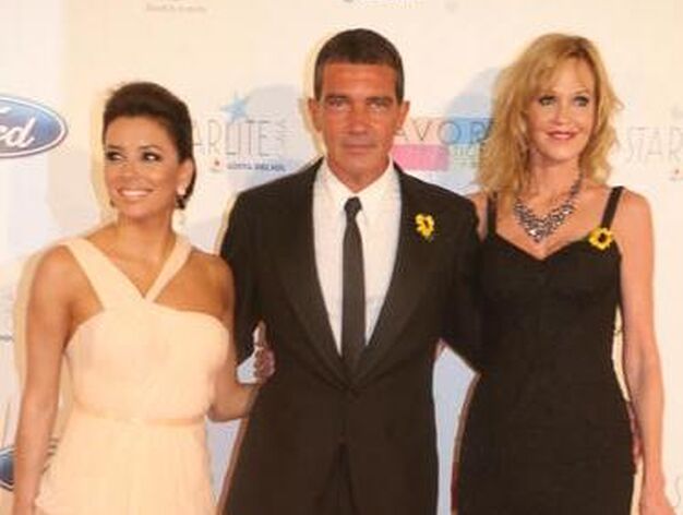 Eva Longoria junto a Antonio Banderas y su esposa Melanie Griffith

Foto: Punto Press
