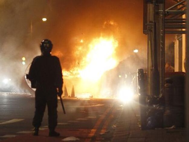Unos disturbios destrozan el barrio londinense de Tottenham. / Reuters