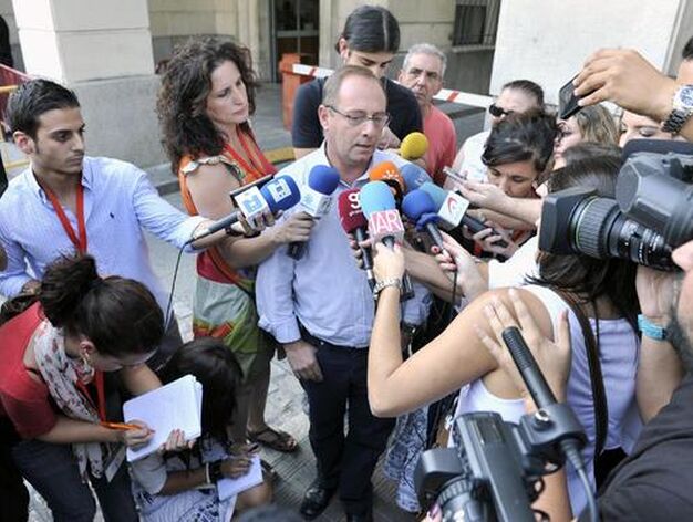 El padre de Marta del Castillo, Antonio, declara ante los medios. 

Foto: Juan Carlos V&aacute;zquez