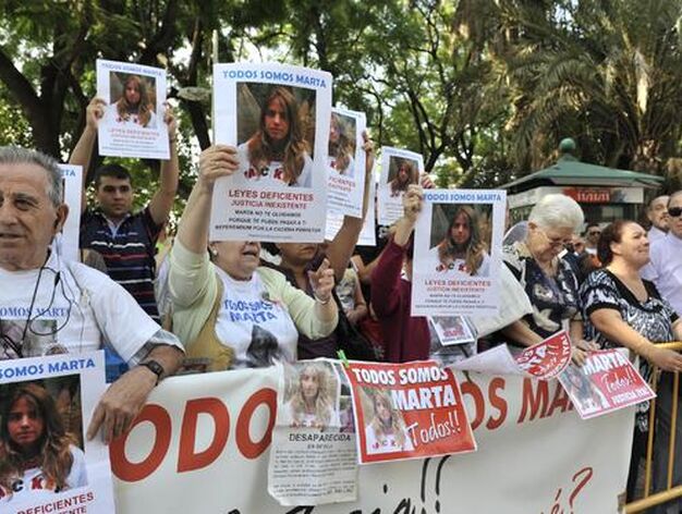 Un grupo de ciudadanos apoyan a la familia de Marta del Castillo. 

Foto: Juan Carlos V&aacute;zquez