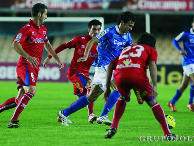 Capi lleva el bal&oacute;n entre tres contrarios. 

Foto: Miguel Angel Gonzalez