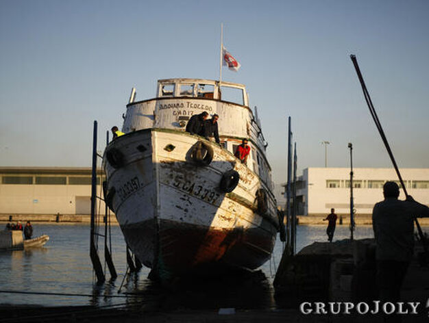 El Adriano III regresa al varadero de El Puerto, donde ser&aacute; reparado para su puesta en funcionamiento en marzo de 2012.

Foto: Fito Carreto
