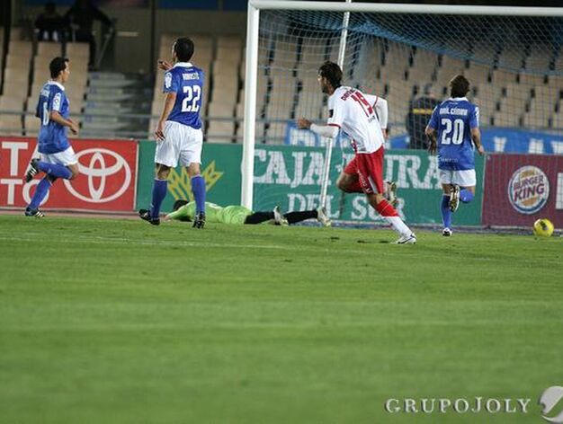 Doblas no puede hacer nada ante el lanzamiento de Camacho en el penalti que signific&oacute; el 0-1.

Foto: Pascual