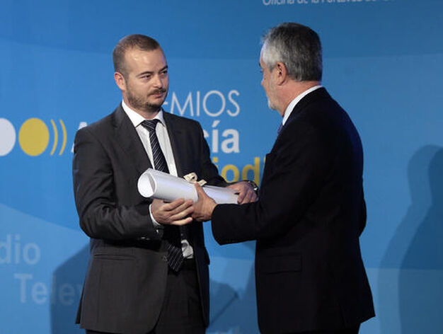 Juan Carlos V&aacute;zquez recoge el premio de manos de Jos&eacute; Antonio Gri&ntilde;&aacute;n. / Juan Carlos Mu&ntilde;oz