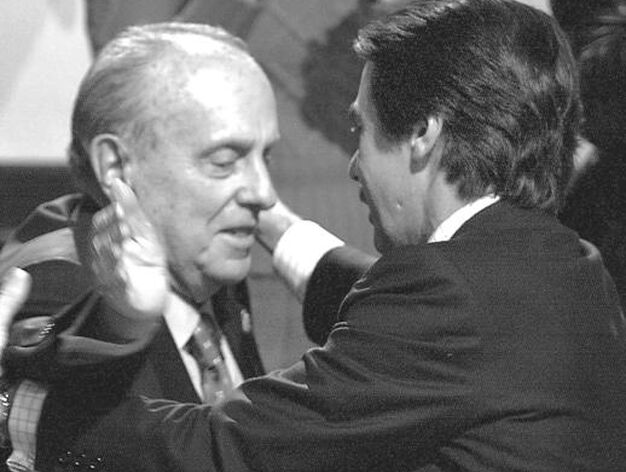 Aznar saluda afectuosamente a Fraga durante una convenci&oacute;n del PP en 2003.