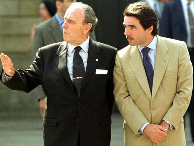 Fraga charla en 1997 con el por entonces presidente del Gobierno, Jos&eacute; Mar&iacute;a Aznar, durante una visita de los Reyes a la Catedral de Santiago de Compostela. / EFE