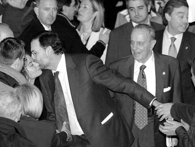 El candidato a la presidencia del Gobierno en 2004 por el PP, Mariano Rajoy (c), el presidente de la Xunta de Galicia, Manuel Fraga (d), y la ministra de Sanidad, Ana Pastor (detr&aacute;s), saludan a los asistentes a su llegada al acto electoral en Lugo. / EFE