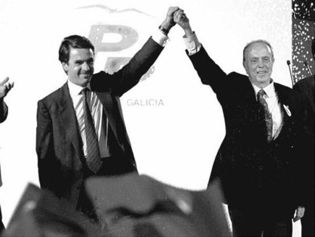 Jos&eacute; Mar&iacute;a Aznar y Manuel Fraga , en el mitin de cierre de campa&ntilde;a del PP celebrado en Vigo en 1997.