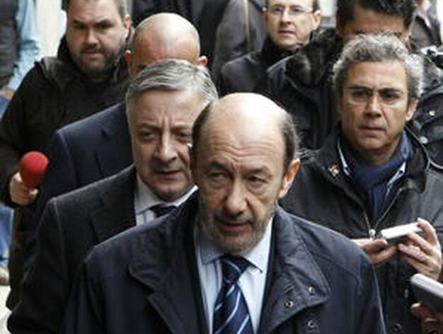 Alfredo P&eacute;rez Rubalcaba y Jos&eacute; Blanco acuden a la capilla en representaci&oacute;n del PSOE. / EFE