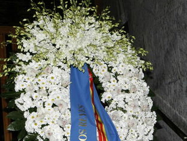 La corona de flores enviada por los Reyes. / EFE