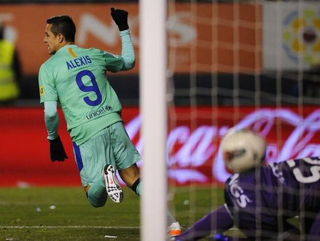 Alexis recorta distancias para el Barcelona. / Reuters