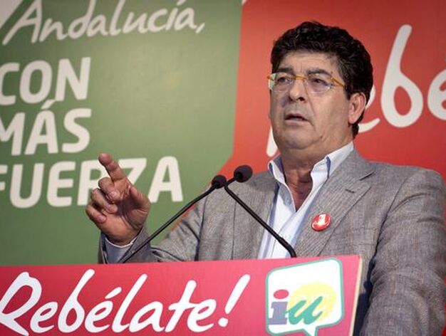 El candidato de IULV-CA, Diego Valderas, durante su intervenci&oacute;n en el acto de inicio de la campa&ntilde;a electoral celebrado en Huelva. 

Foto: Juli&aacute;n  P&eacute;rez (EFE)