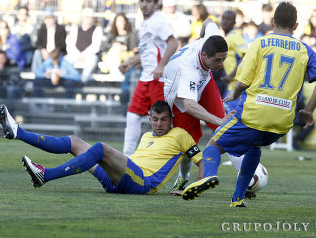 Baquero intenta taponar a un rival desde el suelo. 

Foto: Lourdes de Vicente