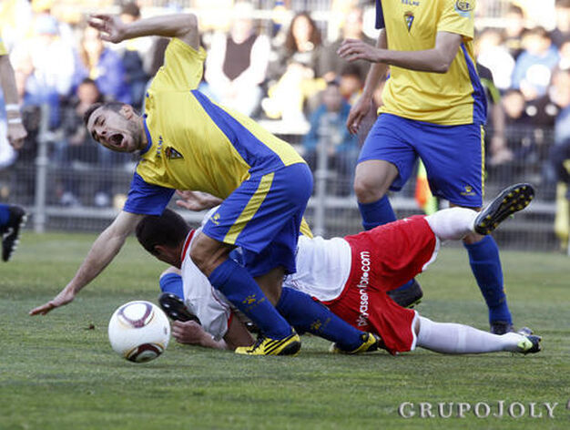 Choque de jugadores que desestabiliza a Ferreiro. 

Foto: Lourdes de Vicente