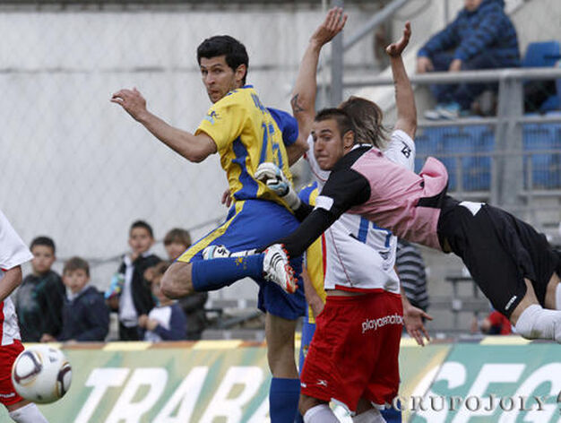 Juanjo y el meta visitante chocan cuando el delantero intentaba el remate. 

Foto: Lourdes de Vicente