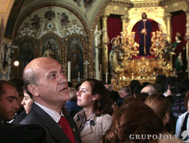 El presidente del Sevilla, Jos&eacute; Mar&iacute;a del Nido, durante su visita a la parroquia de Santa Genoveva.

Foto: Juan Carlos Mu&ntilde;oz