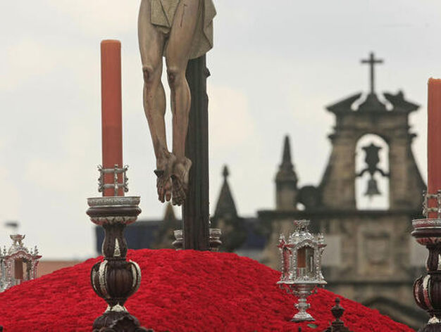 Imagen de los pies del Cristo del Perd&oacute;n sobre un monte rojo con su sede can&oacute;nica, la Ermita de Gu&iacute;a, al fondo

Foto: Juan Carlos Toro