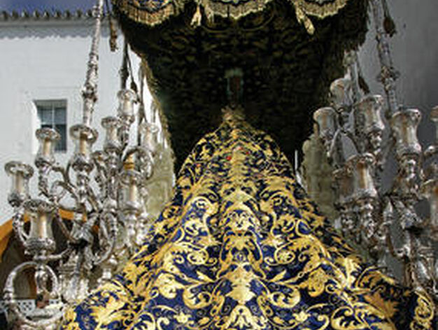 El manto de la Virgen de la Estrella, que ayer fue estrenado, fue uno de los protagonistas del d&iacute;a.

Foto: Pascual
