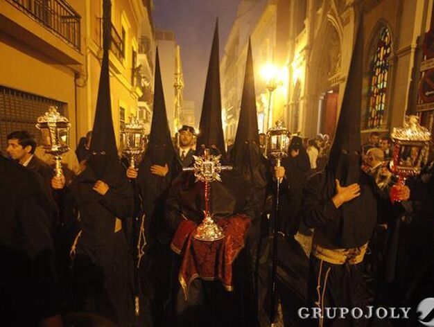 La Hermandad de Vera-Cruz sale sin pasos y completa su estaci&oacute;n de penitencia con el Lignum Crucis.

Foto: Jose Angel Garcia