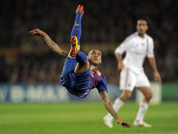 Alves despeja de chilena. / AFP