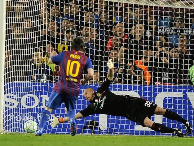 Messi transforma el primer penalti, cometido por Antonini. / AFP