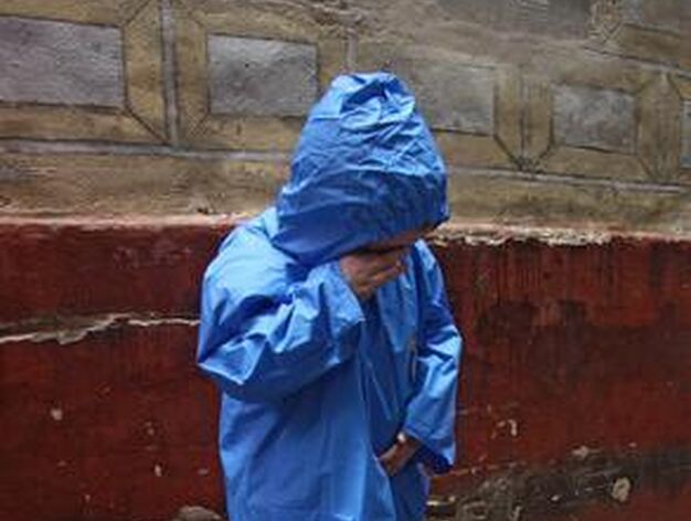 La lluvia cay&oacute; con fuerza a la hora de salida de la Hermandad de Santa Cruz que oblig&oacute; a los hermanos a llegar a la Parroquia con paraguas.

Foto: B.Vargas