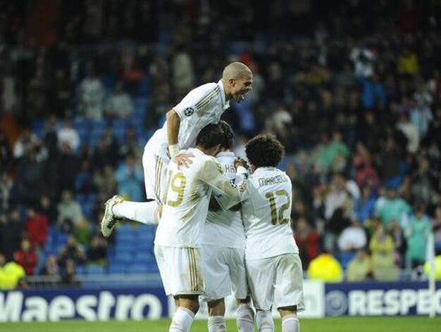 El Real Madrid ratifica su pase a las semifinales de la Liga de Campeones tras vencer al Apoel (5-2). / AFP