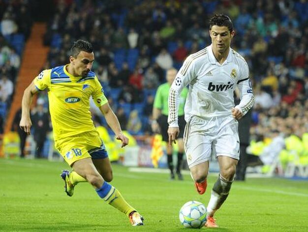 Ronaldo avanza con la pelota controlada. / AFP